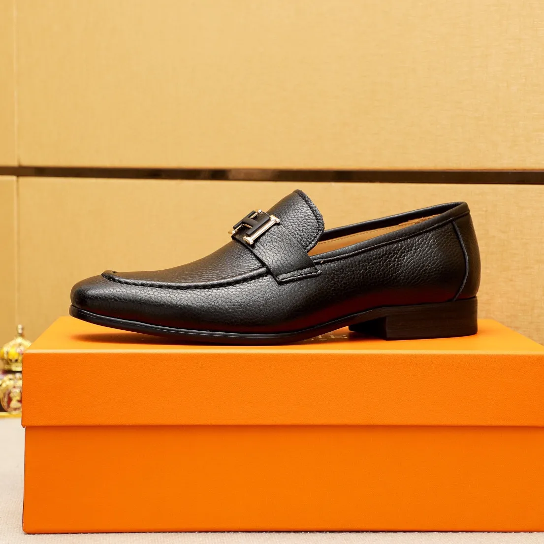 Men's shoes 💰460 💐 Product trademark: HERMES "Hermès" casual leather shoes Regular size: 38-44 (45.46🉑️customized) Product materials: Selected imported first-layer pebbled calfskin upper + luxury hardware buckle, imported water-dyed 🐂 cowhide lining. Strong three-dimensional visual effect, combined outsole Color: 2⃣️seed leather materials optional